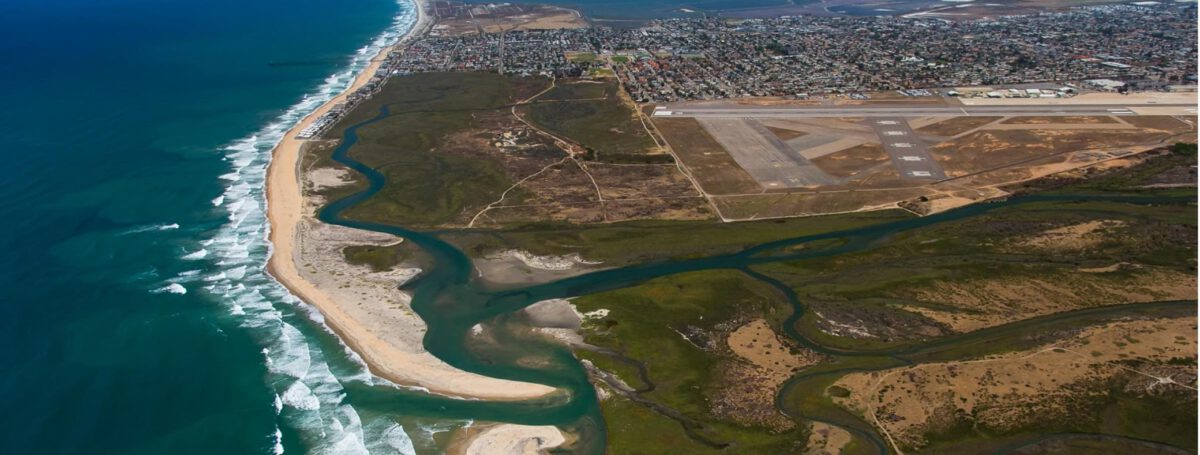 La Reserva Nacional de Investigación del Estuario del Río Tijuana se encuentra en la frontera entre Estados Unidos y México. El río fluye a través de Tijuana, México,, y entra al Océano Pacífico cerca de San Diego, California en los Estados Unidos.
